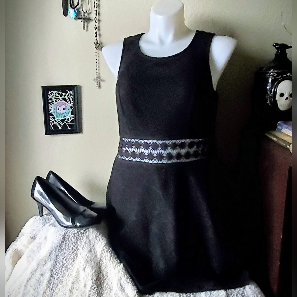 Elegant Black Sleeveless Dress With Flower Cut Out Waist